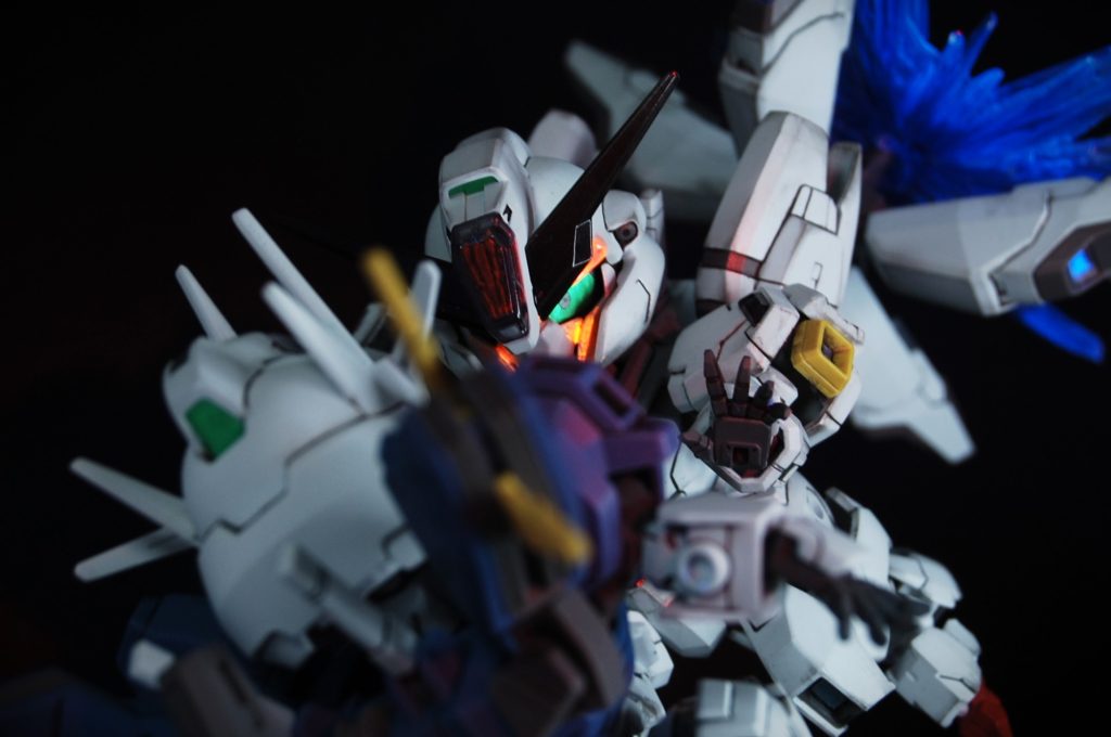 「 そのために、たくさんのフロントを飲み込むの?!命を奪うの?! 」 顔のデータストームは 適当にスジボリしてラッカー蛍光オレンジを塗る水性エアリアルホワイトとつや消しUVコートで一旦顔全体を塗装オレンジ部分回りの水性カラーをマジックリンで落とすエアリアルホワイトでドライブラシで少し馴染ませて水性パールを乗せて質感を変える で表現しました。痛々しさが出るようにやや大げさに、ブラックライトを当ててない時でもなんとなくそれっぽくなるようにしました。 シェルユニット表現の作り方は情報があるのですが、データストーム表現をしてる立体は商品・作品ともに見当たらなかったので苦労した点です。ただ必死さを出すうえで避けて通れない表現だったのでなんとか頭をひねらせて作りました。ガンダムの顔にデータストームを出すという、SDキャラならではの表現ができたと思います。