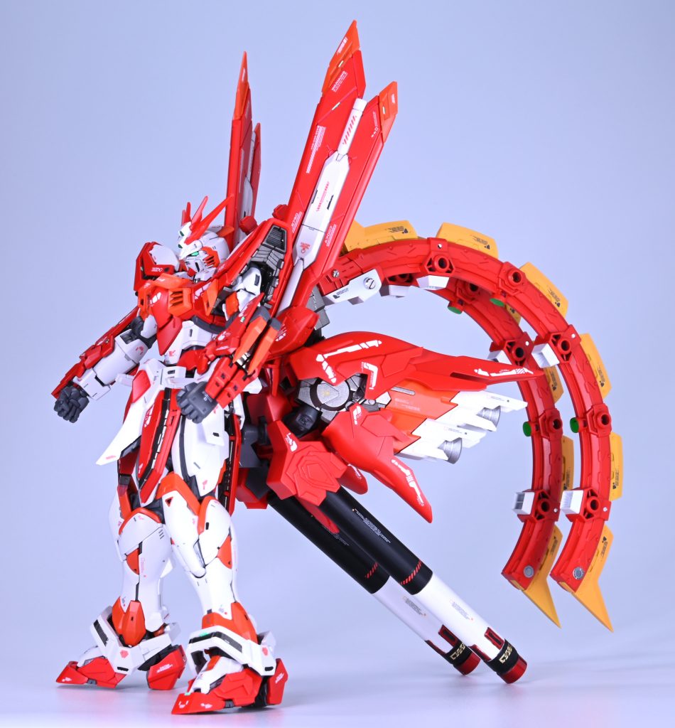 本体は少しディテールアップをしただけでほぼ無改造です。 ミキシングはHGのシナンジュのバックパック、コトブキヤのグラインドサークル等を使用しています。背負いものがこの角度だと「G」の形に見えるのがお気に入りです♪