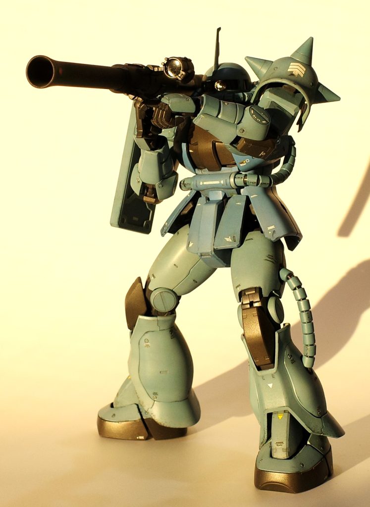 メイン写真の全体像。東欧、宇宙世紀0079年のある初冬の夕刻・・今般、重力戦線の膠着および連邦軍初のMS戦力化を含む大規模反攻の企図明瞭化に鑑み特にユーラシア大陸西方に関しその性質を外線作戦的攻勢から内線的長期持久体制構築へと転換すべく地球方面軍第1地上機動師団作戦指導要項が改訂された。これを受け策定されたMS第23大隊作戦要領に基づく作戦群の一支作戦に従事する同MS第2中隊は指導要綱に基づき大隊が担任する防衛戦構築のため排除すべき戦術目標である連邦軍拠点Aを薄暮覆滅すべく攻撃発起点へ移動した。大隊本部と連携しつつ中隊長より隷下3個MS小隊長へ無線指示が飛ぶ。第2中隊長より第23大隊本部へ報告。