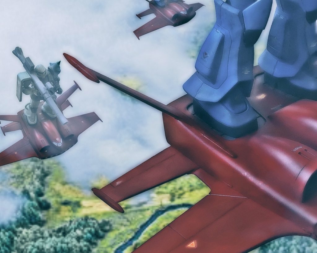 「こちらリンドヴルムリーダー、キラー・ビー1より全機へ。高度2000フィートまで降下後、ドダイによる敵基地爆撃が始まる。対地ミサイル掃射後に我々も降下。敵基地を叩く」このMSリンドヴルム隊を指揮するビリー・ウォン・ダイク大尉は、コクピット内でモニターに敵基地攻撃開始時刻のタイマーをセットすると、レーザー通信で各MSに転送し共有する。「こちらグラディエーター2、キラー・ビー1へ。よろしいですか?」コールサイン、グラディエーターのラカン・ダカラン少尉が聞く。「迎撃機が来た場合は我々のグフが護衛をしザクはあくまで基地施設破壊優先でよろしいのですね?」「ああ、機動力の優る07が盾となりバズーカ装備のザクの道を切り開いてやれ」「…了解」ラカンは短く返事をすると、それ以上は聞かなかった。するとビリーは話を続ける「事前のブリーフィングでも言ったと思うが、敵戦力については不明だ。俺にも何が出てくるか分からないが、連邦内では研究施設が中心の支援基地らしい。戦力は規模から言って航空、地上共に1個中隊程度と思われる」「思われる…ですか…」若い下士官の隊員がボソッと呟いた。「各員、懸念はあるだろう。我々は地球に降りてから多くの同志を失ってきた。だが俺達が今日まで生き延びてきたのもまた事実だ。俺達は選ばれた人間だ。だから生きて必ず宇宙に還してやる!」各隊員は黙ってビリーの言葉に耳を傾ける。「これから主戦場は宇宙になる。この作戦が終了後、我々はキャリフォルニアベースに向かうが、ここで戦果を上げれば宇宙に上がれるだろう」「…宇宙に帰れるんですか?」「ああ、ジャブロー攻略の影の立役者だ。休暇とは行かんだろうが、宇宙に上がり新たな場所が与えられるだろう。最も今よりマシかは保証できんがな」「宇宙に帰れるなら充分です!もう空を見上げなくていいんだ…」涙ぐむ若い下士官に周りも伝播し感情が高まる。だがラカンは口を真一文字に表情を変えず聞いていた。「だから必ず生きろ!これは命令だ!各員降下準備!」ビリーは隊員を鼓舞すると、プライベート通信に切り替えラカンに通信する。「ラカン聞こえるか?」「何でしょう?」「作戦中のプライベート通信はご法度だが、万一の時は頼んだぞ」「了解です」「少尉はあまり口数が多い方ではないが、考えている事は分かる」「隊の士気にも関わります。不用意な発言はできません」「マ・クベしかりお偉方、特にザビ家シンパの連中はとうにこの地球から逃げ出してしまった。地上軍は既に風前の灯だ。ジャブロー攻略も宇宙が主戦になるまでの時間稼ぎでしかないからな」「………」「だから今の内に若い彼奴等や少尉には宇宙に帰り、また大切な人に会ってもらいたい」「……大尉、貴方は重たい十字架を背負っていらっしゃる。貴方がそれを降ろす為にも貴方が宇宙に上がるべきです」「…フランクの家族には合わす顔がない。俺はこの十字架を死ぬまで背負うさ」ビリーの言葉には、他人には分からない底知れぬ重さがあった。