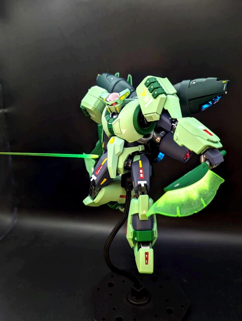 ヒートホークとサーベルは蛍光イエロー塗装後、ホワイトを混ぜた蛍光イエローでグラデ塗装