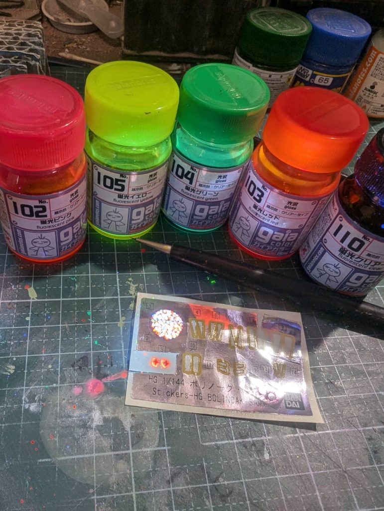 シールに蛍光塗料各色をちょんちょんとまぶしてブラックライトで発光モノアイは付属シールにUVレジンで半球にして蛍光ピンクでコート