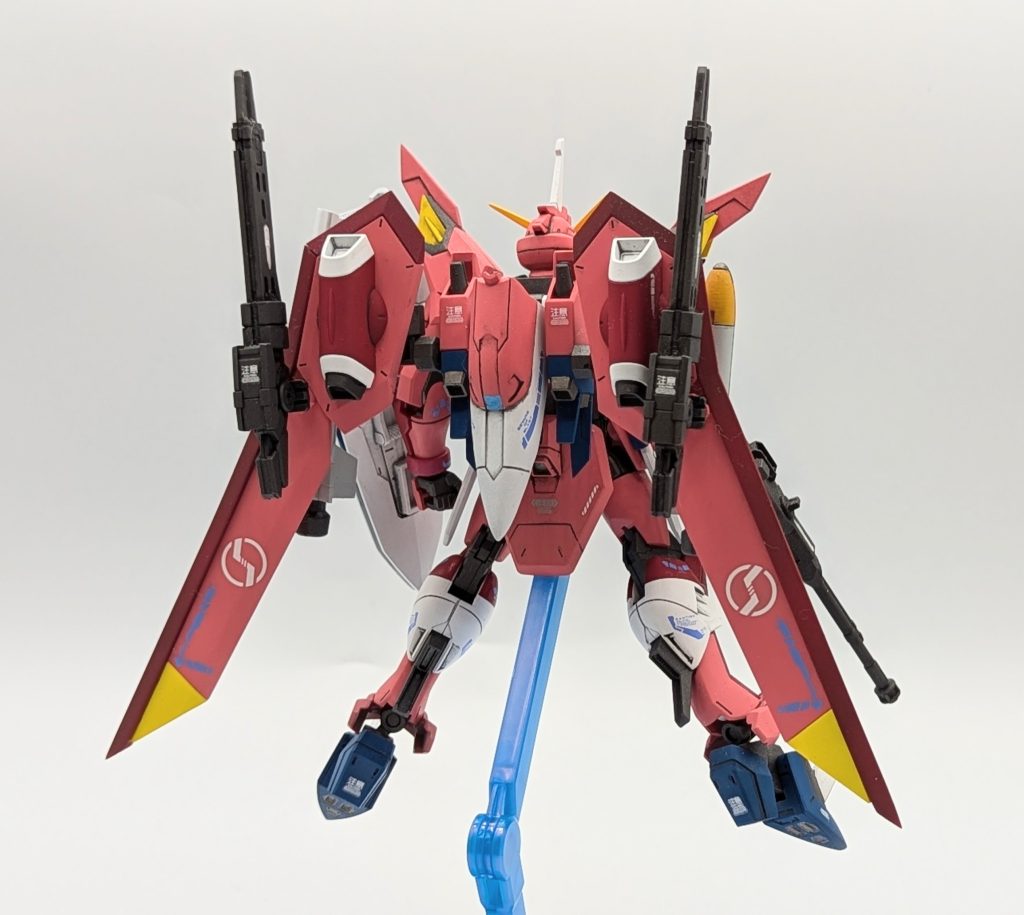 フル装備のバックショットです。リフターに追加したレールガンやミサイルのおかげで原型機より印象が変わったかなと思います。オーブ製という妄想なので日本語のコーションデカールを意図的に増やしています。