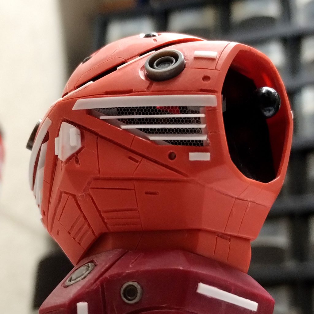 胸ダクトの隙間から見えるメッシュ。ダクトのフィンはプラバンで作り直しました。