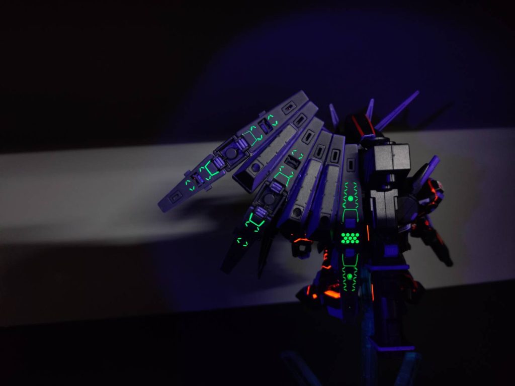 蛍光カラーを使用しているので、ブラックライトを当てると光ります。相変わらず携帯のカメラでは上手く撮影出来ません。ほぼ見えませんが、肩の中等のアーマー裏も蛍光カラーが塗ってあります。