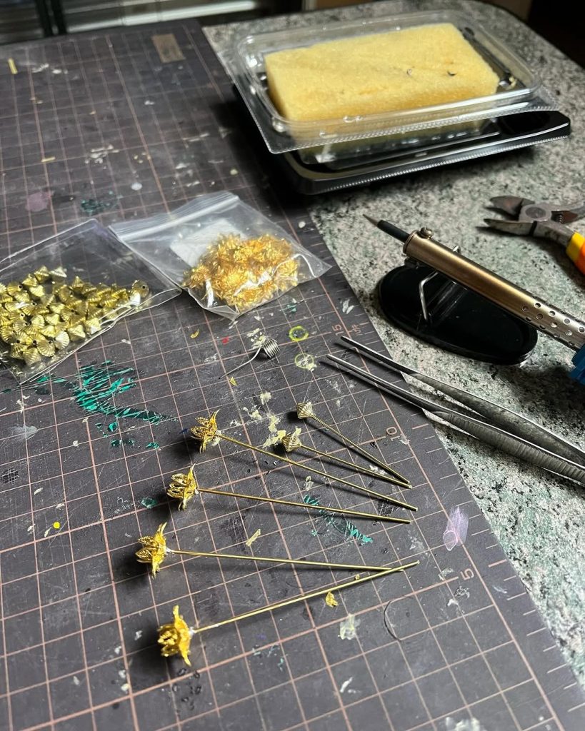 花瓶の「常花 -トコバナ」はビーズと真鍮線をハンダで溶接。