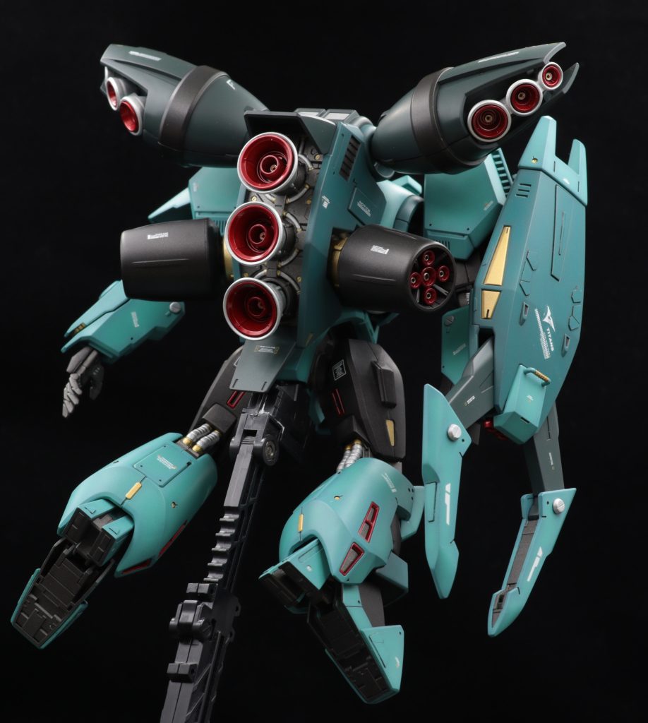 バックパックはすごくボリュームがありますね。上部にソケットピンでセンサーを追加してみました。スラスター中心にはソケットピンやメタルパーツを埋め込んで情報量を上げてます。