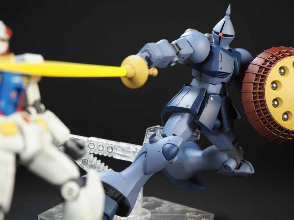 大分前に作ったガンダムさんに登場してもらって、ギャンvsガンダム。