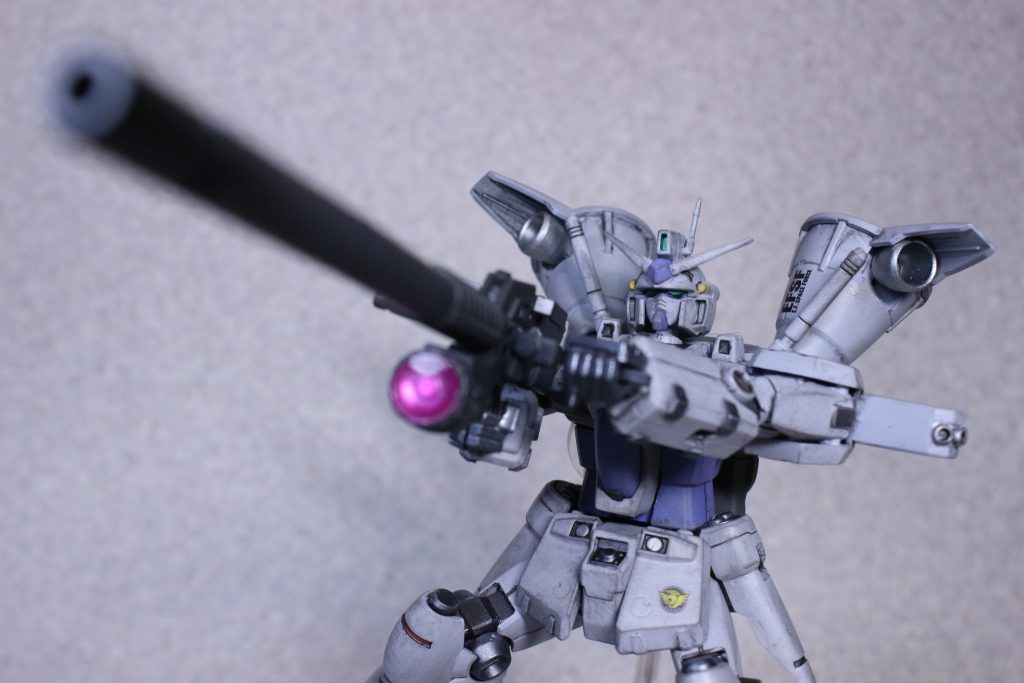 プロポーションが良いのでほぼそのまま素組み、可動域確保の為に首だけプラ板と真鍮線で0.5ミリ程延長。このおかげでポージングで表情付けるのがかなり楽になりました。胸部スラスターはプラ板、肩部スラスターは市販丸モールドを使って格納状態に作り直し。目立つ部位の合わせ目消しをしましたが合わせ目消しは失敗、流し込み接着剤が完全に硬化する前に削ってヒケが出たようです。やっぱりしっかり時間置かないとダメですね。あとは面出し等して塗装しました。ウェザリングはウォッシングとドライブラシです。ちょっと汚しすぎたかな… ウェザリングした後毎回「やりすぎたかな?」って言ってる気がします。デカールは前回作った試作二号機に使ったデカールの余りをちょこちょこと。今回コーションデカールは使いませんでした。