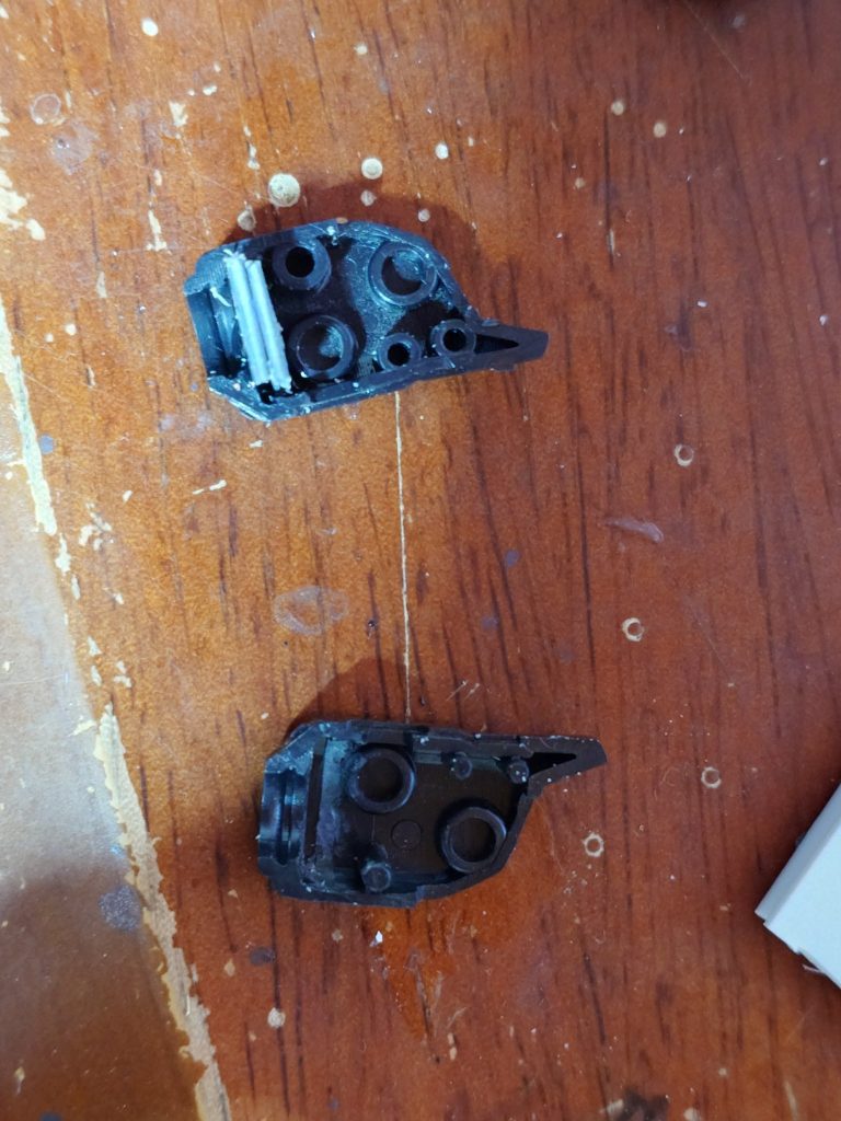 制作中に突如時空間の裂け目にポロリした腕のポリキャプが吸い込まれ未来に転送されたらしくKPSの端材で接続部を作成これに伴い手の接続も3ミリ軸に変更しました(作り終わった後にポリキャップは過去から転送されてきました)