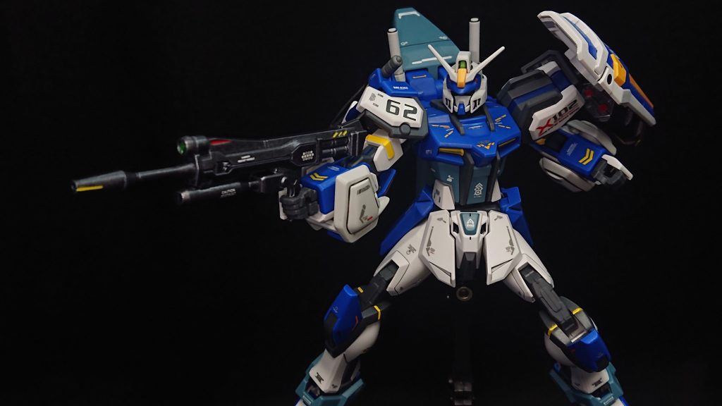 メイン武装は中距離戦用に175mmグレネードランチャー装備57mm高エネルギービームライフルを持たせています元々、デュエルが装備していたビームライフルですねシールドの裏には一番くじで当たったオプションパーツセットのパイルブレイカーを装備させていますこれはデュエルブリッツのランサーダートⅡを参考にしています💡戦法としては57mm高エネルギービームライフルで敵を牽制しつつ、175mmグレネードランチャーやパイルブレイカーで致命傷を与える感じです!