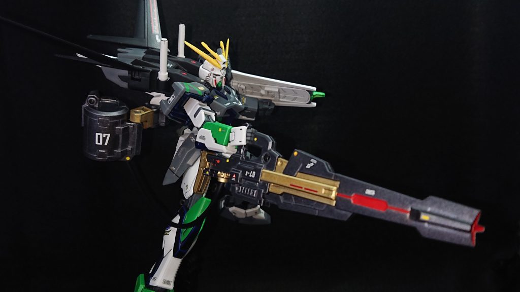 メイン武装である高エネルギービームライフルにはMSGのフリースタイルガンを使用していますエネルギータンクと供給用のコードがセットになっていたのでこの武装にしたのですが、持たせると手首の保持力が銃身の重さに耐えられず下を向いてしまうという不測の事態に見舞われてしまいました💦EGの悲しいところですね💦この解決策としてビームライフルを逆手持ちさせることでなんとか乗り切ることが出来ました💡案外見た目も悪くないので結果オーライでしたw