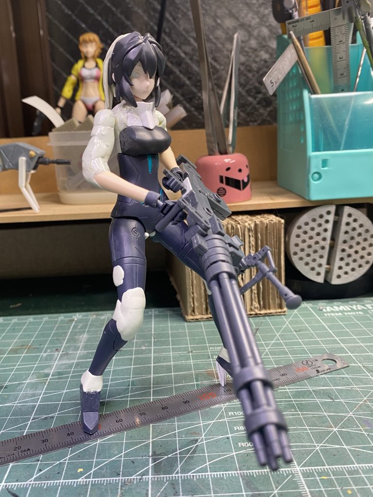 肩幅ちょっと広げてポーズ決めてパテ盛り