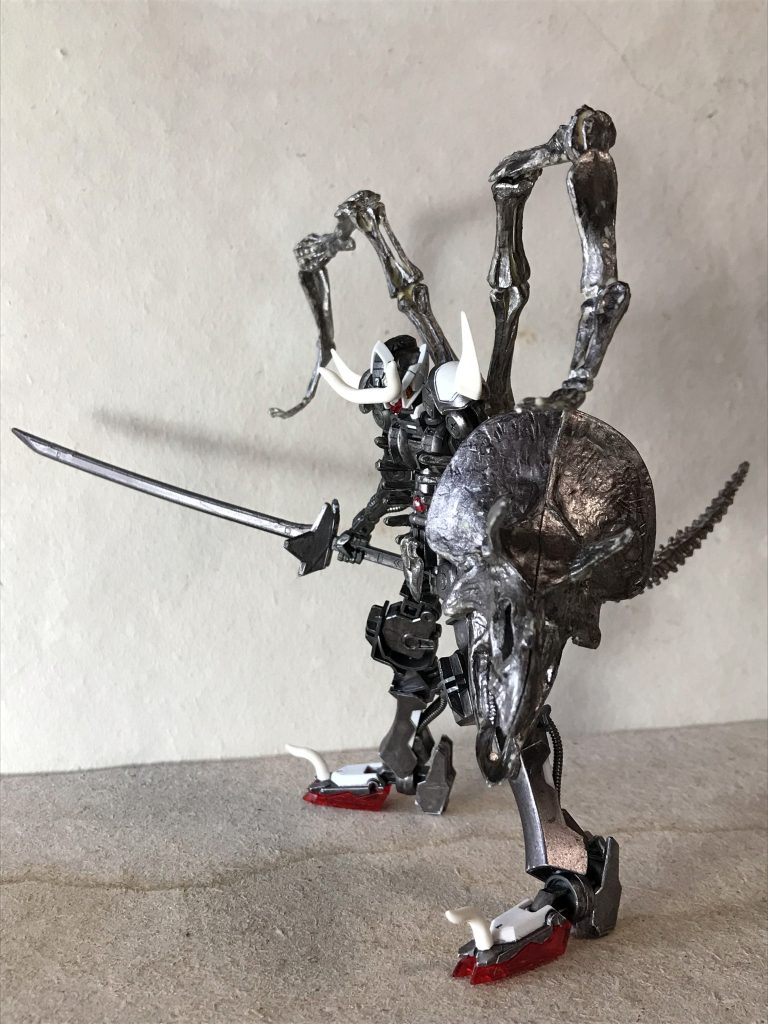 左からのショット、行っちゃいましょうかね、横顔もどうやらイケメンです。メンです、これでウーマンだったら笑いますよね。