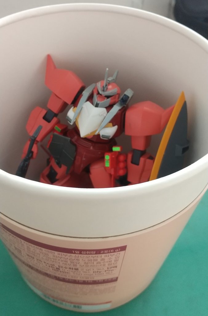 カーゴピサもあります。この箱は良く分からん韓国の箱です。※カーゴピサ 劇中で、クスィーガンダムが降下する際に使ったコンテナ