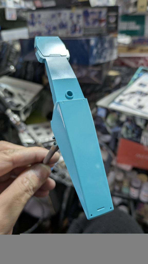 シールドの表面もボコボコでしたのでヤスリでならして真っ平らにしました。