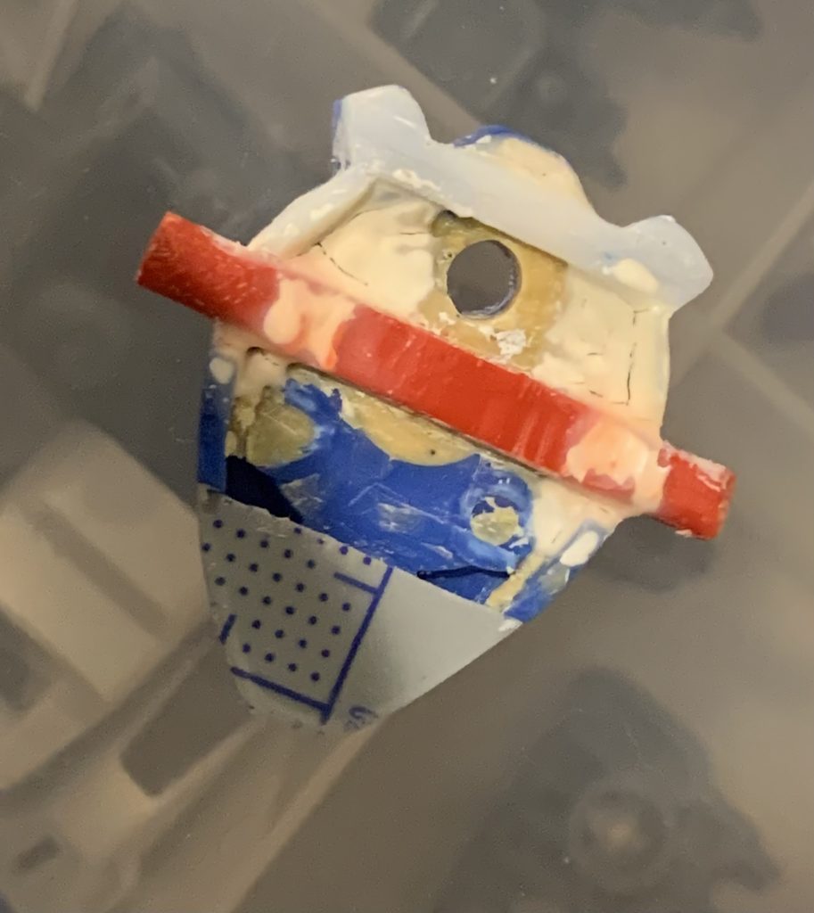 GNドライブの接続は基部に3mm穴を開けて行っています。