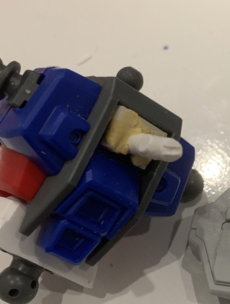 受け側はこちら、3mm角棒とランナーで接続用のパーツを作っています。