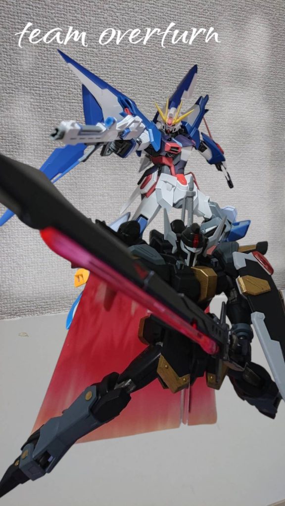 ブラックナイトスコードゴールドとリベルタス底辺「喰らえ!超必殺!デスティニーごっこアタックゥゥゥ!!」ユッキー「狭い空間だからあまり暴れないようにね。」底辺「あ、避けられ…背中イタァ!」ギャグマンガ日和のパロです。