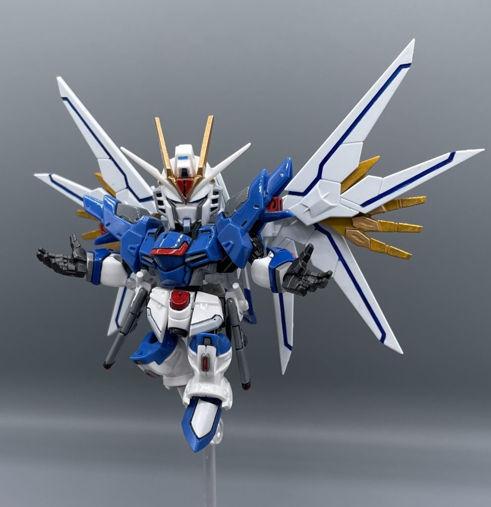 ファウンデーションとの戦いの後も、戦いに身を投じ続けるキラ達。カガリ「おい、キラッ!もう少しゆっくりしろよ。わざわざお前が出      向かなくってもいいだろう!」キラ「大丈夫だよ、カガリ。僕はもう、大丈夫だから」カガリ「お前の口からそれを聞くの、もう何回目だ?」キラ「本当に大丈夫なんだよ。今の僕には、ラクスの愛がある」カガリ「ハイハイ、ご馳走様でした。もうわかったよ」キラ「カガリこそ、アスランとどうなの?ああ見えてアスランはモテ   るから、放っておいちゃだめだよ。そういえばアグネスが、   最近ターミナルへの出向願いを出していたっけ」カガリ「あーもうッ!!分かった!分かったから、早く愛するラクス      の所に帰れーッ!」 キラは苦笑しながら帰路へ着く。愛するラクスの笑顔と、自分の為に用意された大量の揚げ物のことを想って。                                      ~To Be Continued~  今年最後の作品は、大好きなライジングフリーダムにしました。やはり、2024年を象徴する機体とも言えるかなと思います。SEED FREEDOM をきっかけに、再び熱を持ったガンダムブーム。 ガンプラを通してネットで見ず知らずの者同士が通じ合えるGUNSTAというプラットフォームに出会えたことが、私にとって2024年で最も良いことであったように思えます。 ガンプラ界隈には、品薄や転売問題など”負の側面”も見えてきています。しかしそれ以上に、ガンプラを愛する皆様との交流は、私にとってポジティブなものに違いありません。「好き」は世界を繋ぐのだなと、本気で思います。 私自身を含め、来年はどのような世界になっていくのでしょうか。コズミック・イラ程ではないにせよ、世界には紛争や戦争が起こってしまっています。 ガンプラを楽しめるというのは、ある程度の情勢的・経済的な”ゆとり” が必要です。だからこそ、その小さな”ゆとり”が広がることこそが、世界にとって大切なのだと、ちっぽけな私は思います。 私自身、来年はどうなっていくのか想像もつきません。それでも、私をはじめ皆様の毎日がささやかな”ゆとり”にあふれた、素晴らしいものになることを祈っています。 皆様、良いお年をお迎えください(*^^*)