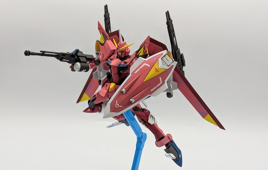 ティエレンのライフルを手持ちにしただけですが、結構イージスのライフルに似せれたかなと思います。マウントパーツも付けたのでリアアーマーにマウントできます。盾もスジボリでイージスの盾っぽくなるようにしてみました。