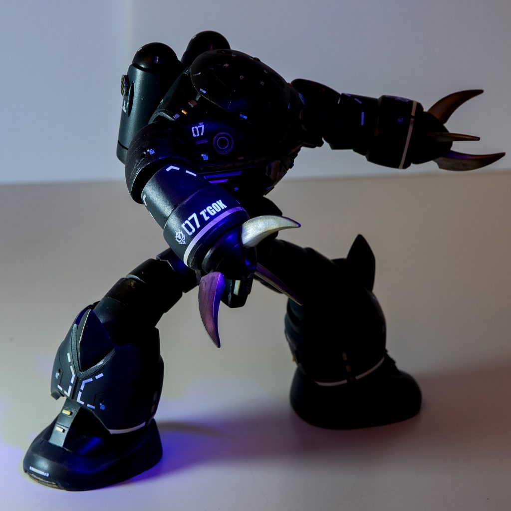 一部、蛍光デカールを使っているためブラックライトで光ます。