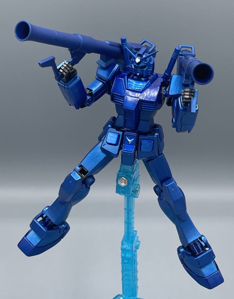 コンバージは「青1色+クリアツインアイ」でまとめられているのですが、私の場合ガンプラで作るので解釈を変えて複数の青を使いました。 ガンダム本体は半光沢・武装類は艶消しにしているのが分かりやすいでしょうか。詳しく書くと・・・・本体ホワイト部… メタリックブルー→半光沢・胸部、スリッパ部… メタリックブルー→クリアブルー→半光沢・襟、ヘリウムコア… シルバー→クリアブルー→光沢・ライフル・バズーカ… メタリックブルー→艶消し といったように、単調にならないように細かく色分けをしてみました。多少はメリハリがついていると良いのですが・・・・