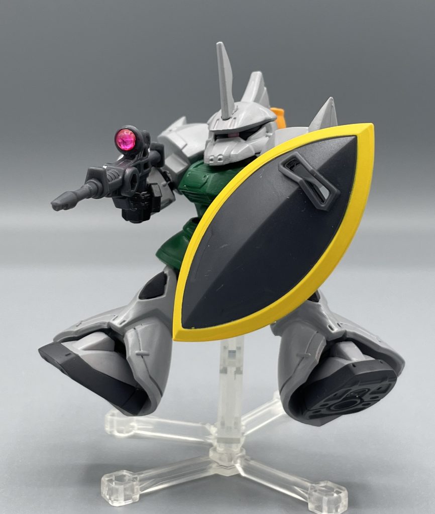 シールドで防御!! ゲルググと言えば、このシールドですよね!造形も大ぶりに作られていて、見栄えもバッチリです(^^)