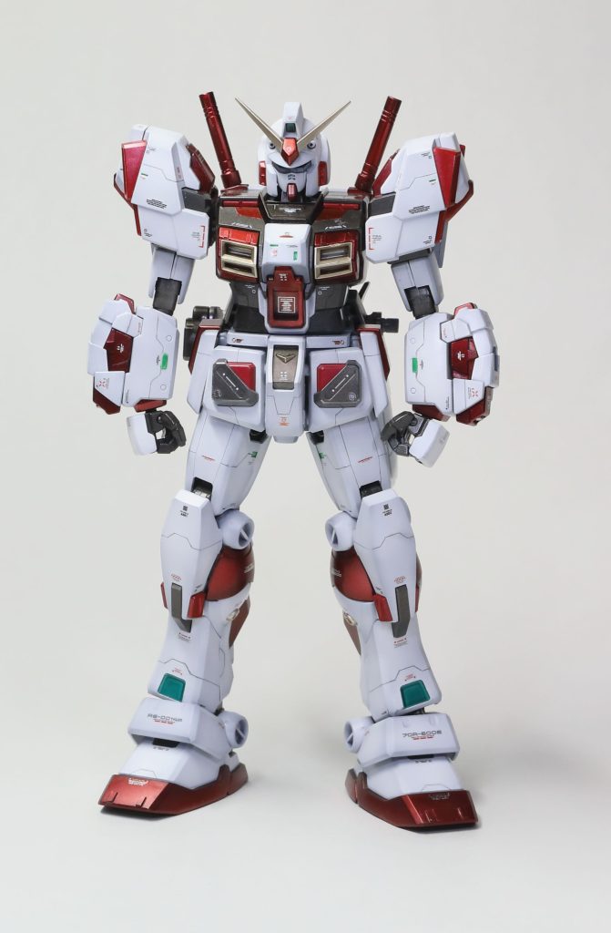 非武装時 正面から。↓使用したカラーはこちらメインカラーホワイト=エヴォブラック→EXホワイトでMAX塗サブカラー赤=エヴォブラック→クロームシルバー→クリアレッド胴体手足グレーカラー=スターブライトアイアンスラスター部イエロー=パールプレミアムレッドブリリアント内部フレーム=黒鉄色アンテナ・ダクト・バーニア=スターブライトシャンパンゴールド銃身・弾倉=クロームシルバー