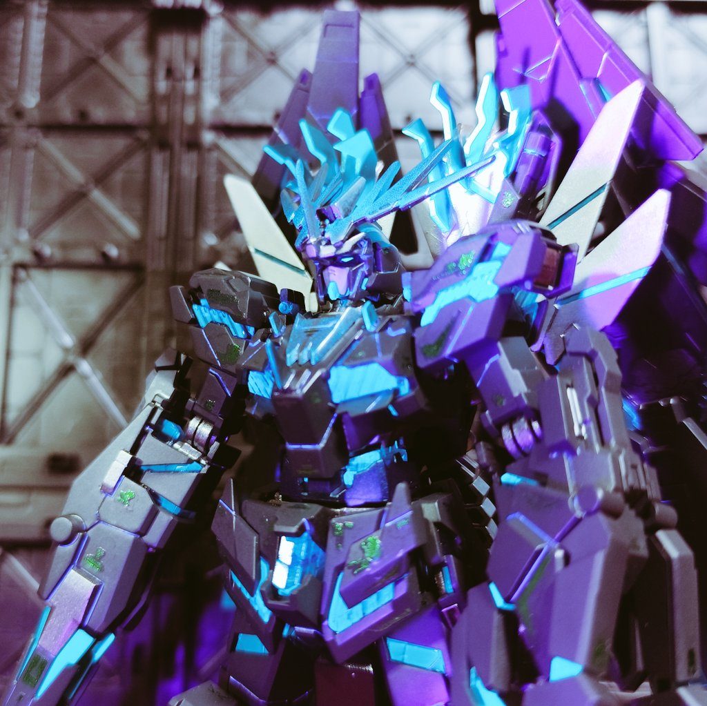 露出しているサイコフレームだけでなく、全身のパネルラインから内側のサイコフレームの光が漏れ出している感じにしたかったので、全身の墨入れをシルバーで入れてから、更に蛍光クリアブルーを重ねています。地味に大変でした。