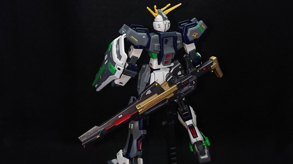 サブウェポンはバックパックに装備されているビームサーベルのみとなっており、一応近接戦にも対応できるようになっています高エネルギービームライフルはリアスカートにマウントできるようにしているので、近接戦時はちゃんと両手が空くようになっていますw