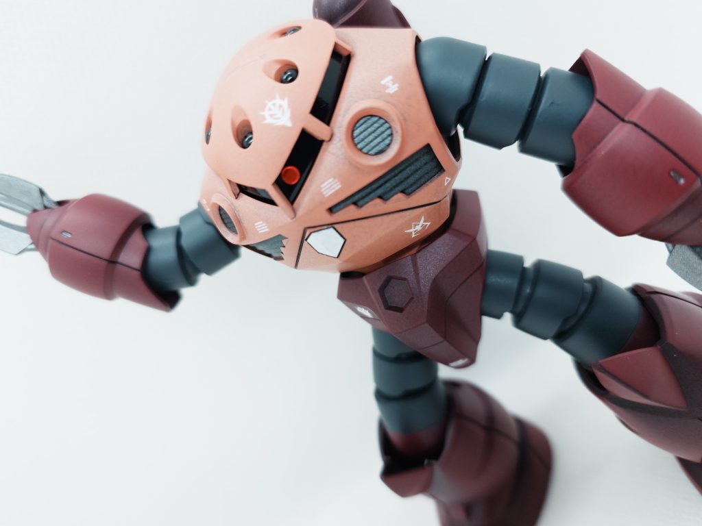 おや?ズゴックが誰かを手招きしているようです。