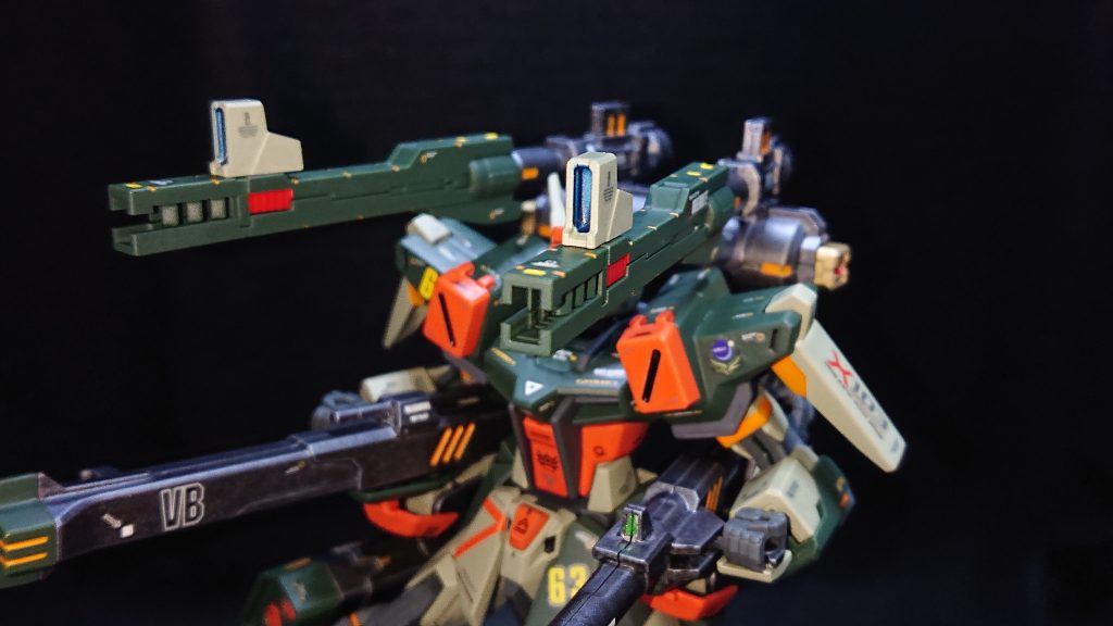 サブウェポンには30MMの長距離レールガンを2門とビルダーズパーツの3連装ミサイルポッドを両足に装備させています長距離レールガンはメインウェポンの連結ギミックが無くなってしまったことにより長距離を狙える武装が無くなってしまったので、それを補うために採用しました戦闘開幕時の砲撃戦や終盤の追撃戦などで多大な戦果を挙げてくれると期待していますｗ取り付け位置やデザインはヴェルデバスターやライトニングバスターなどを参考にしています💡脚部の3連装ミサイルポッドは牽制やかく乱、敵ミサイルの迎撃など多様な運用を考えていますあと個人的にデザインが好きですｗジンとかが装備しているイメージで✨