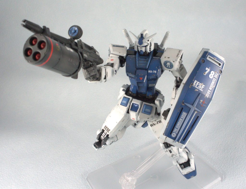 ガンダムベース限定のビヨンドグローバルガンダム。成型色の変更と共に肩や盾に貼るシールが付属しています。が武装は変更なしで少し寂しいです。RGガンダム2.0武器セットを使ってパワーアップ