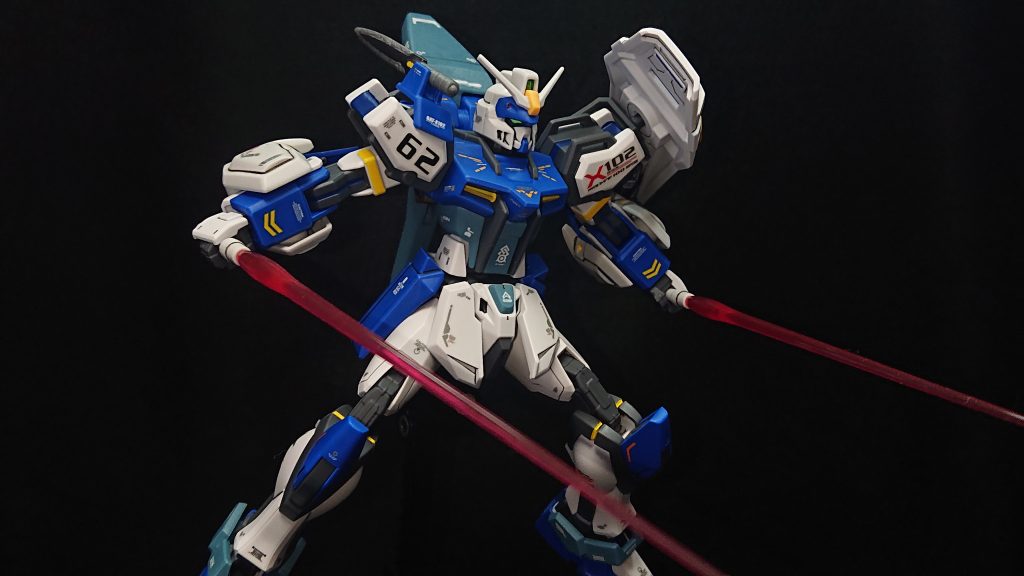 近接戦時にはバックパックに装備されているビームサーベルを使用します基本的には機動力を活かした2刀流ですが、多勢を相手にする場合にはビームライフルと併用したマルチな戦い方もします!他にも右肩にヒートナイフが装備されていて、ビーム系の武装に耐性を持っている相手に使用したり、投擲武器として使用することもあります✨