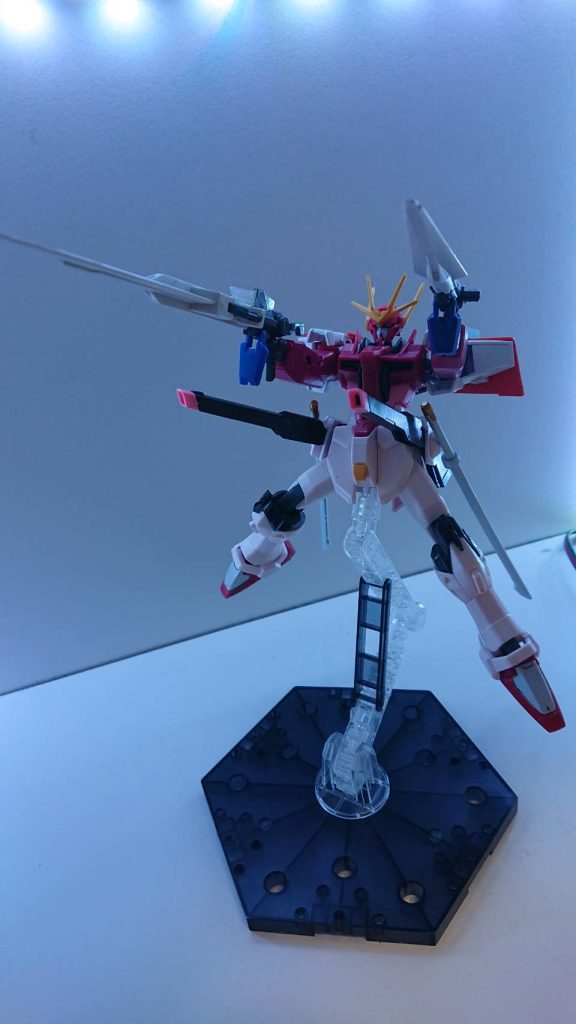 アルディムレイ ガンモード見た目は完全にダブルオーガンダムのGNソードⅡであり、性能にも変化はない。ただしGN粒子は使用されていないためエネルギーに限りがある。アルディムレイギガ ガンモード見た目はダブルオーガンダムセブンソードのGNソードⅡロングであるが、アルディムレイ同様性能に変化はない。クスフィアルスレールガンX機体腰部に装備されている。見た目はクスィフィアス3レール砲の実弾武装。連射性能に優れている。