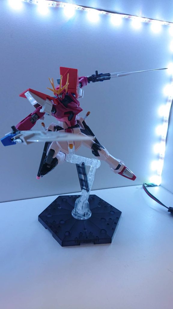 アルディムレイ ソードモードGNソードⅡと性能が同じ実体武装。刃の部分が取り外し可能でありファングとして運用可能。アルディムレイギガ ソードモードGNソードⅡロングと性能が同じ実体武装。アルディムレイ同様ファングとして運用可能。