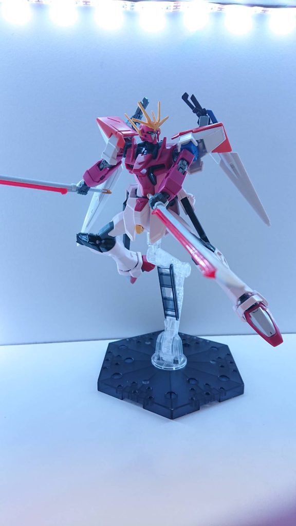 X2R式ビームソード見た目はブラックナイトスコードカルラのビームソードと同じ。クスィフィアルスレールガンXのサイドにマウントされている。軽量であり投擲することも可能。