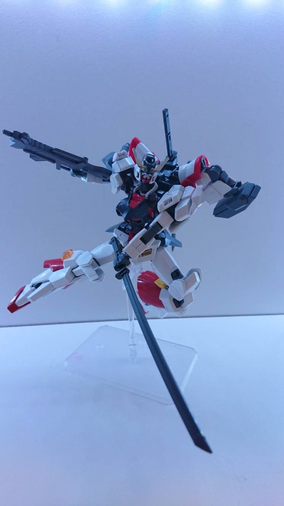 太刀エイハブ・リアクターの背部に二本装備されている太刀。太刀はガンダムバルバトスが装備している太刀と似通っているが、刀身はこちらの方がやや長く設計されている。