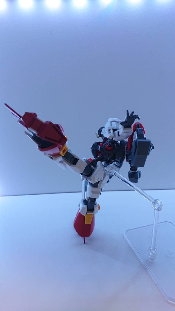 足部奇襲型ナイフ足部には奇襲型ナイフが組み込まれており、突き刺したり斬りつけることができる。