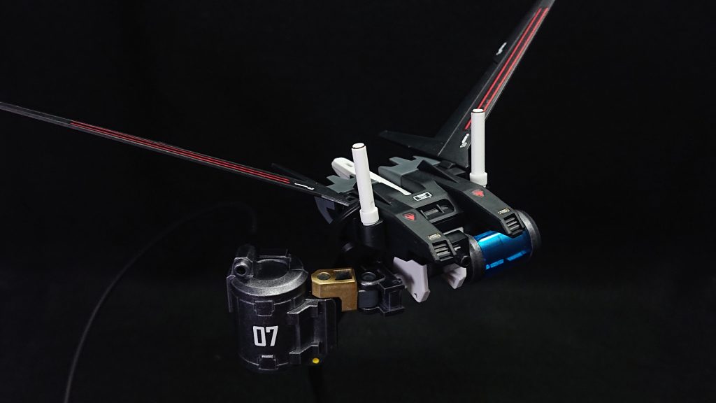 バックパックのエールストライカーは前作であるフェイトストライクで余ったものを使用しており、エールストライカーの下部ブースターの代わりにエネルギー貯槽用のタンクを2つ取り付けています!正面から見て左側にフリースタイルガン付属のエネルギータンクが装備されていますこちらがメインのタンクなのでエネルギー供給用のコードでビームライフルと繋がっていますホントは赤いコードにしたかったのですが手元に無かったので純正の黒のままです💦準備不足ですねw右側には30MMのエネルギータンクが装備されていて、こちらはサブタンクみたいな感じです