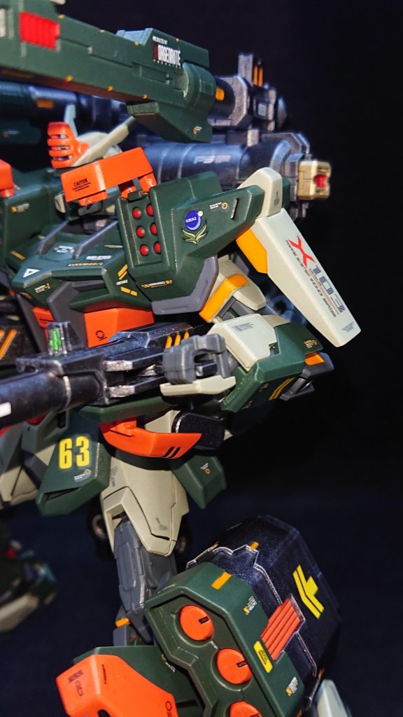 今回1番バスターらしさを出しているのが両肩のショルダーアーマーだと思いますｗEGストライクの肩に合うようにバスター側のパーツに詰め物をして、ストライクの肩にちゃんと噛むように細工をしていますこれが地味に大変だったりするのですが、古いSEEDキットもミキシング出来るようになったので自分としては苦労に見合う喜びだったりしますｗ両肩の220ミリ6連装ミサイルポッドも牽制やかく乱、敵ミサイルの迎撃などの運用を考えています