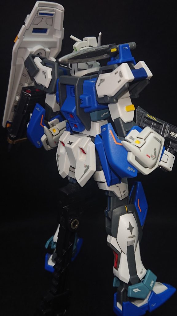 デュエルのパーツをミキシングするにあたって一番工夫したところはデュエルの肩パーツを腕のアーマーとして使っているところです💡素直に肩パーツとして使うことも考えたのですが、それではあまりにも個性が無くつまらない感じになってしまうので、ブルデュエルを参考にして腕のアーマーとして使うことにしてみました✨ここのパーツはただ挟み込んでいるだけなので塗装後に接着する予定だったのですが、塗膜で少し太くなったおかげなのか組んでみると良い感じにハマったので挟み込むだけにしていますwこのアーマーを付けたことで、肘のジョイント穴を使えなくなってしまったのでシールドは左肩に移動させています
