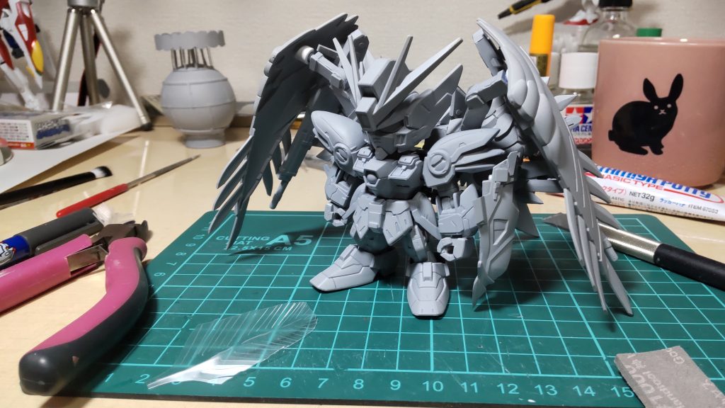 いや本当はちゃんと作っているのですが年内に完成しなさそうだったのでネタに走りましたすみません！本命は来年ということで...。２パーツ構成の素組みヒイロです（ ）