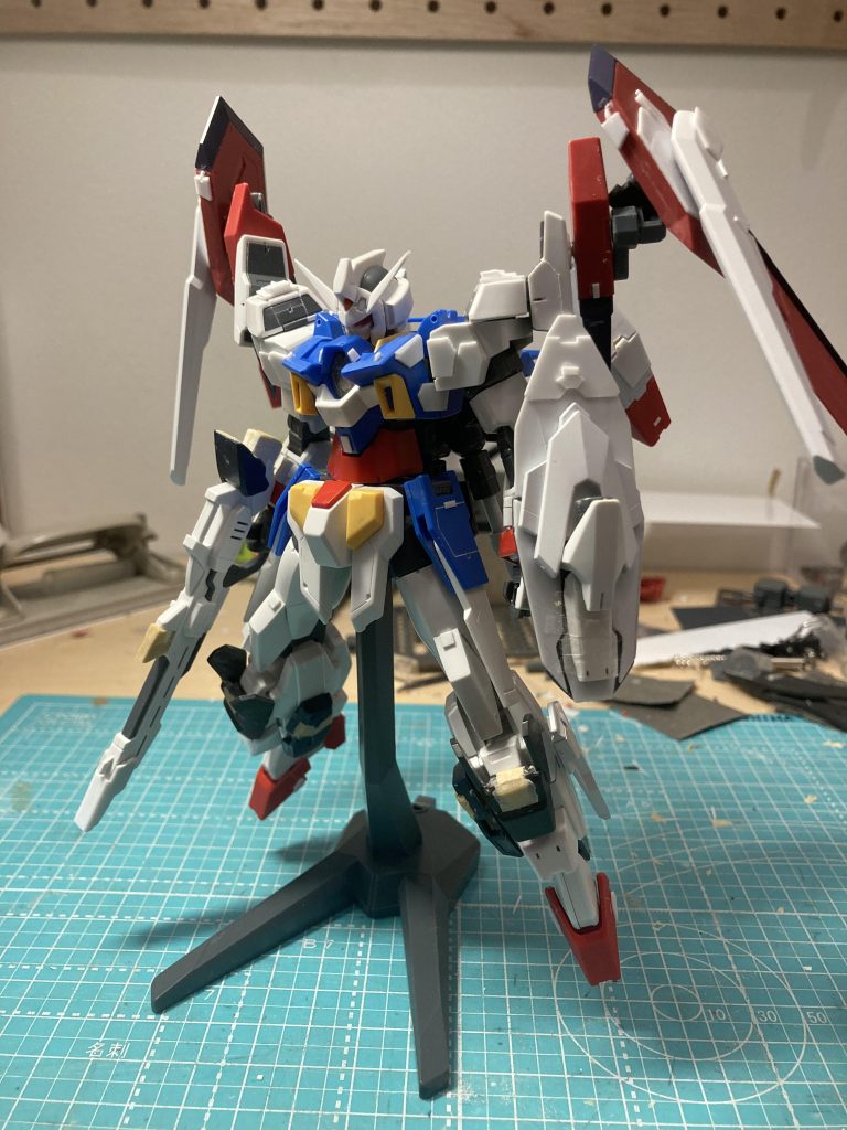 リアスカートが戦闘機っぽいなと思っていたちっちゃい頃から、この改造は始まっていたのかもしれない。あの時は技術がなかったけど、今ならやれる!ということで製作開始。イモータルジャスティスのパーツを中心にミキシング