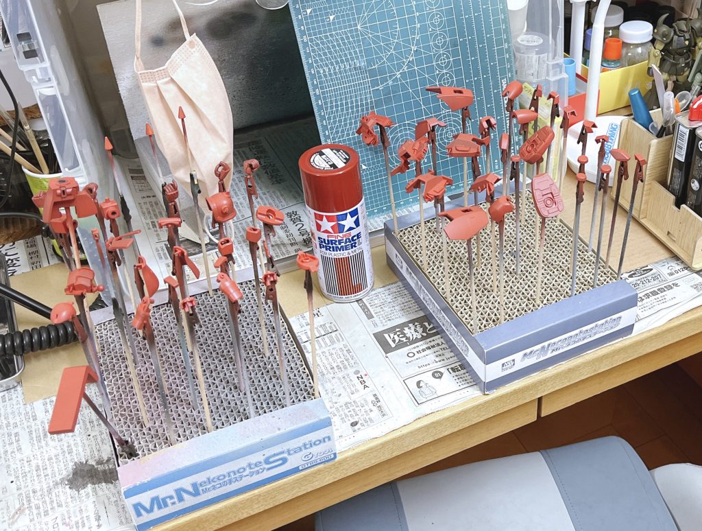 今回初めて下地にオキサイドレッドを吹いてみました。その後ほぼ取説どおりに調色した赤を吹いたところ、ただのシャインレッドにしか見えず「失敗した!」と思いました。