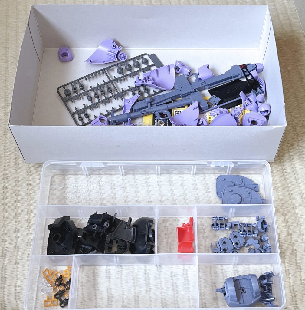 まずはパーツをカットして、組めるところは組みました。合わせ目が結構ありますね。