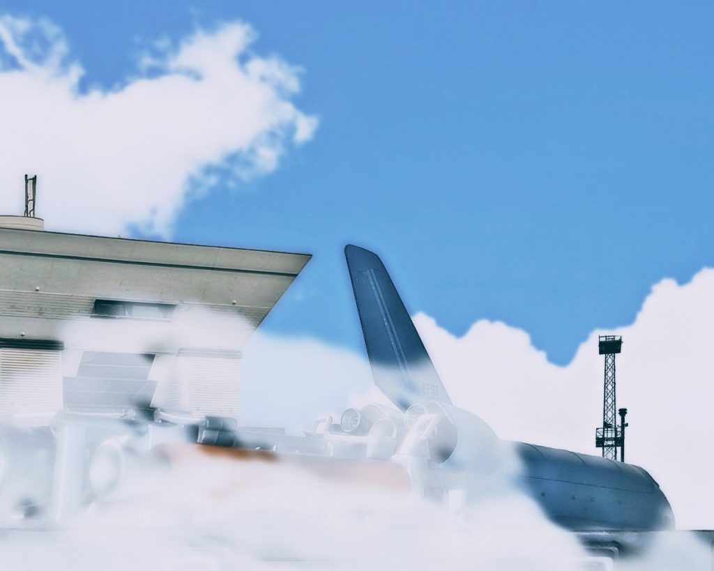 「ちょっと敵襲って何です?」レーチェル・ミルスティーンはシャトルのコクピットから宇宙港管制官に聞く。「ジオンのMSと爆撃機が基地付近に現れたようでして」「基地周囲の索敵網はどうなっているんですか?」「私に言われましても管轄外ですよ、中尉…」レーチェルの口調は丁寧であったが何とも言えぬ圧力があった。「まさか、移送がジオンにリークされていたなんて事はないでしょうね?」「あまり私を虐めんでくださいよ、中尉?」「コーウェン准将にも困ったものですわ。私だって地上部隊で手一杯ですのに」「どこも人手不足なんですよ。特に貴方のような優秀な方は喉から手が出る程欲しいですから」「あら、煽てても私の気持ちは揺らぎませんのよ。もしマスドライバーがやられたら……解りますね?」管制官は唾を呑む。容姿端麗で仕事ができると評判のレーチェルだが、つくづく喰えない人だと溜め息をついた。