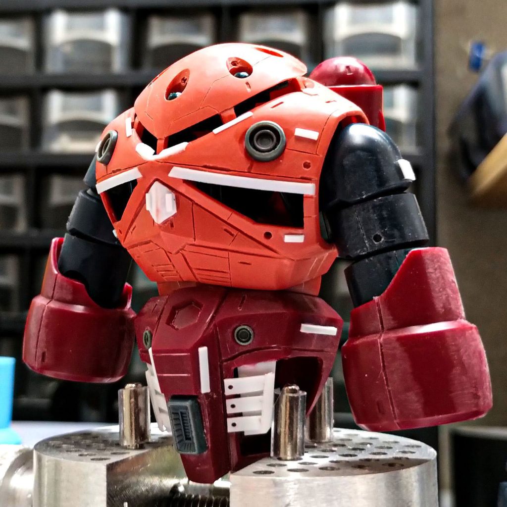 塗装前はシャア専用カラーでした。