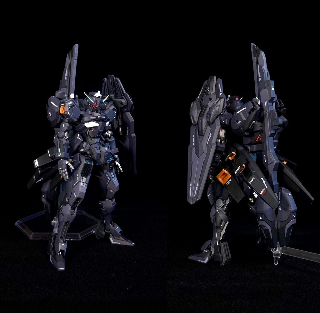 カラーリングはステルス戦闘機をイメージしました。エスカッシャンは左肩、V.R.R改修型は通常時バレルを折りたたんだ状態で追加ブースターとして背中に懸架されています。